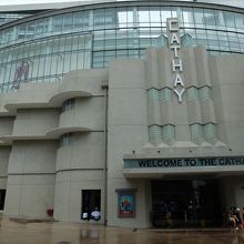 キャセイのエントランス部分（画像手前）は文化財として永久保存