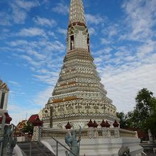 青空と白い巨塔が素晴らしいです。
