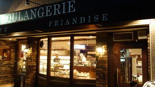 烏丸通りから夷川通りに東に入ったところにあるパン屋さん。