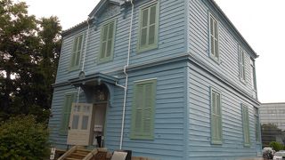 かわいい水色の西洋館。