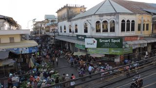 ホテルの目の前がマーケット