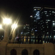 昔ながらの優しい明かりが夜の淀屋橋を彩っていました