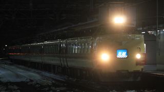 金沢～新潟を結ぶ特急列車