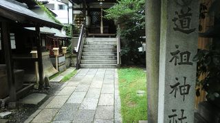 夫婦像が可愛らしい神社