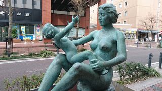 母子像がアイスクリーム？