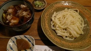 艶々で歯を押し返すようなコシがあるうどんが食べられます