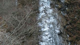 ダム建設の為にできた不動大橋から眺めることができます。