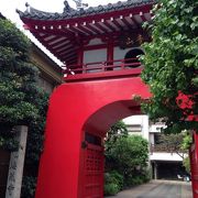鮮やかな赤い門