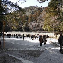 御手洗で清めてから進みます場