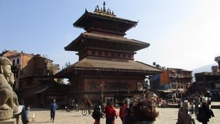 カトマンズ盆地で一番高い３０ｍのニャタポラ寺院がある広場です。