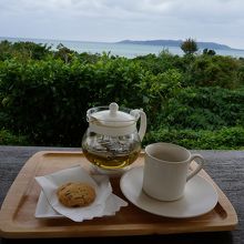 ハーブティーはハーブ入りクッキー付き