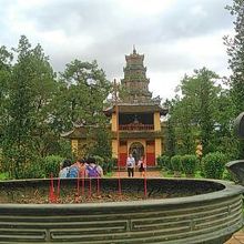 鼎から塔を臨む