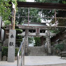 川端通り商店街側の鳥居