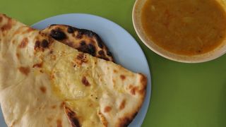 おすすめはチーズナン！