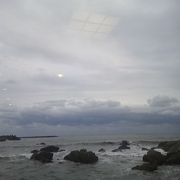 海すぐ横。