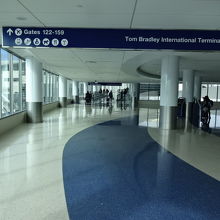 ターミナル４と国際線ターミナルを結ぶ連絡通路