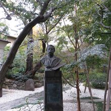 中村不折の胸像　洋画家で書家だった人物