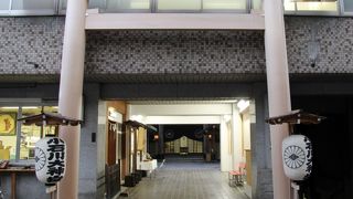 ビルの狭間にある神宮