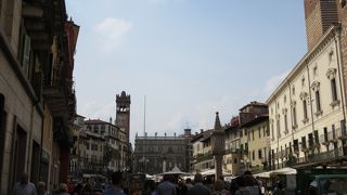 パラソルが広がる市場