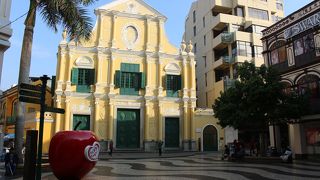 セナド広場から聖ポール天主堂跡へ向かう途中にあります。