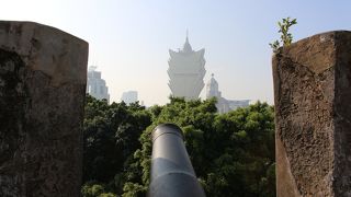 高台にあり、マカオの街がよく見えます。