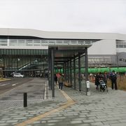 北陸新幹線飯山駅開業により新しくなった「飯山駅」と、駅舎に併設した「飯山駅観光交流センター」があります。