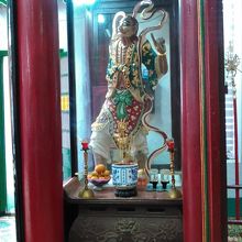 日本でいう仁王像　耳の神様？