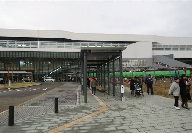 北陸新幹線飯山駅開業により新しくなった「飯山駅」と、駅舎に併設した「飯山駅観光交流センター」があります。