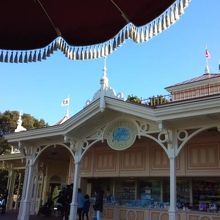 ディズニーランド、建物もお城イメージ