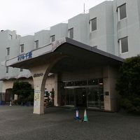 正面玄関　駐車場は４ヶ所　それぞれ離れてます