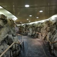 洞窟のような所を通ってお風呂に行きます