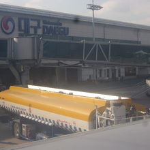 機内から眺めたターミナルビルの様子