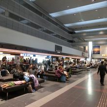 出発ロビー。早朝の割に人多い。
