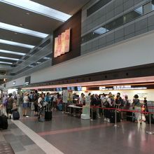 チェックインカウンター。