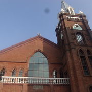 現在の教会と、歴史的建造物の二つがあります