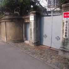 かつての門構えが残る鄭小児科医院入口の様子
