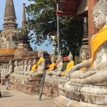 奥にいくと仏像が並んでいます