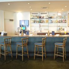 アルコールはバーカウンターで注文する