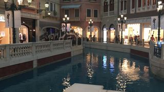 お台場のベネチア運河を思い出してしまう