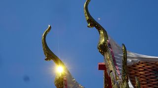 迫力ある涅槃仏ときらびやかな建物がすごいです。