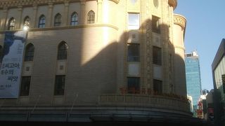 異彩を放つ建物