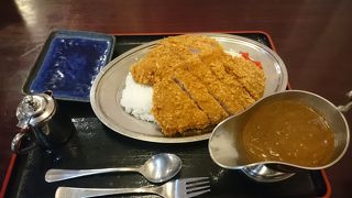 四元豚が2枚ものった名物カツカレー