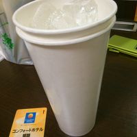 氷サーバーからの氷を部屋に持ち込んでこれから一杯