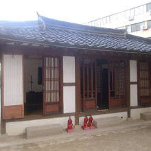 離れに小さな別棟もありました