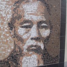 桂山聖堂に続く道沿いに見られるモザイク画の様子