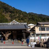 正面玄関。駐車場は道を隔てている。