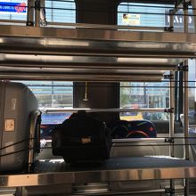 バス内の荷物置き場