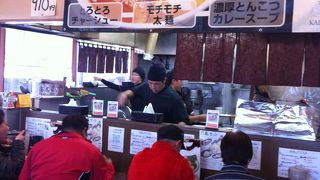 土曜13:30にて、満員並ぶとは。。　辺鄙なところにあるのに大人気