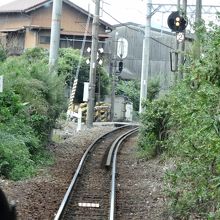 線路幅が狭く、路線としての制限速度が45キロです。