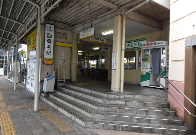 桑名駅から少し離れています